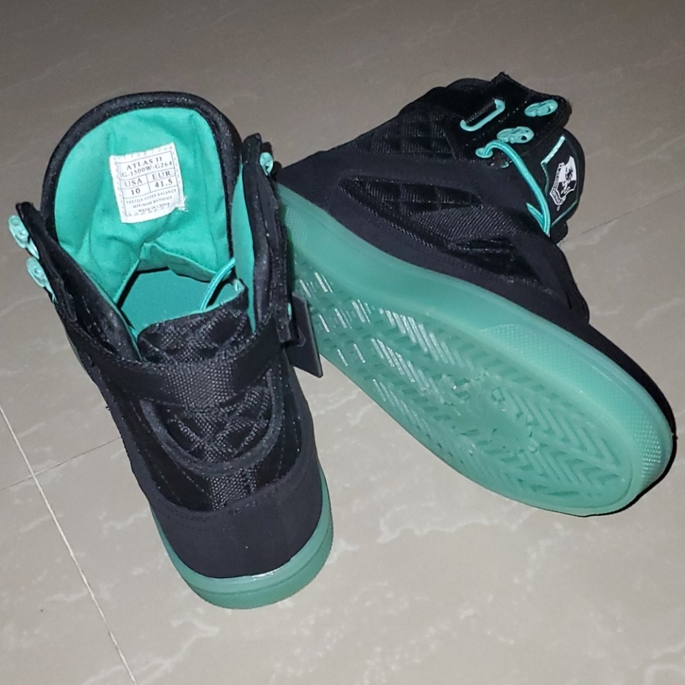 Sneakers - Picture 2 of 5